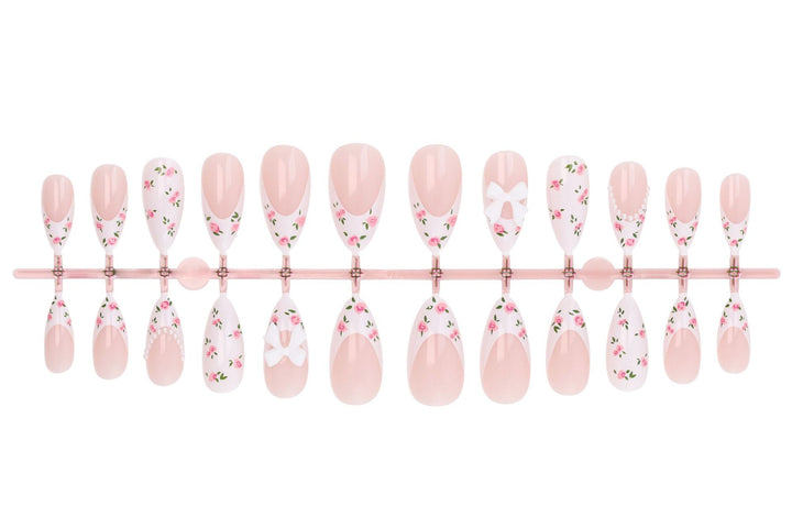 Kunstnagelset mit romantischen Blumenmotiven und eleganten Details Karnz