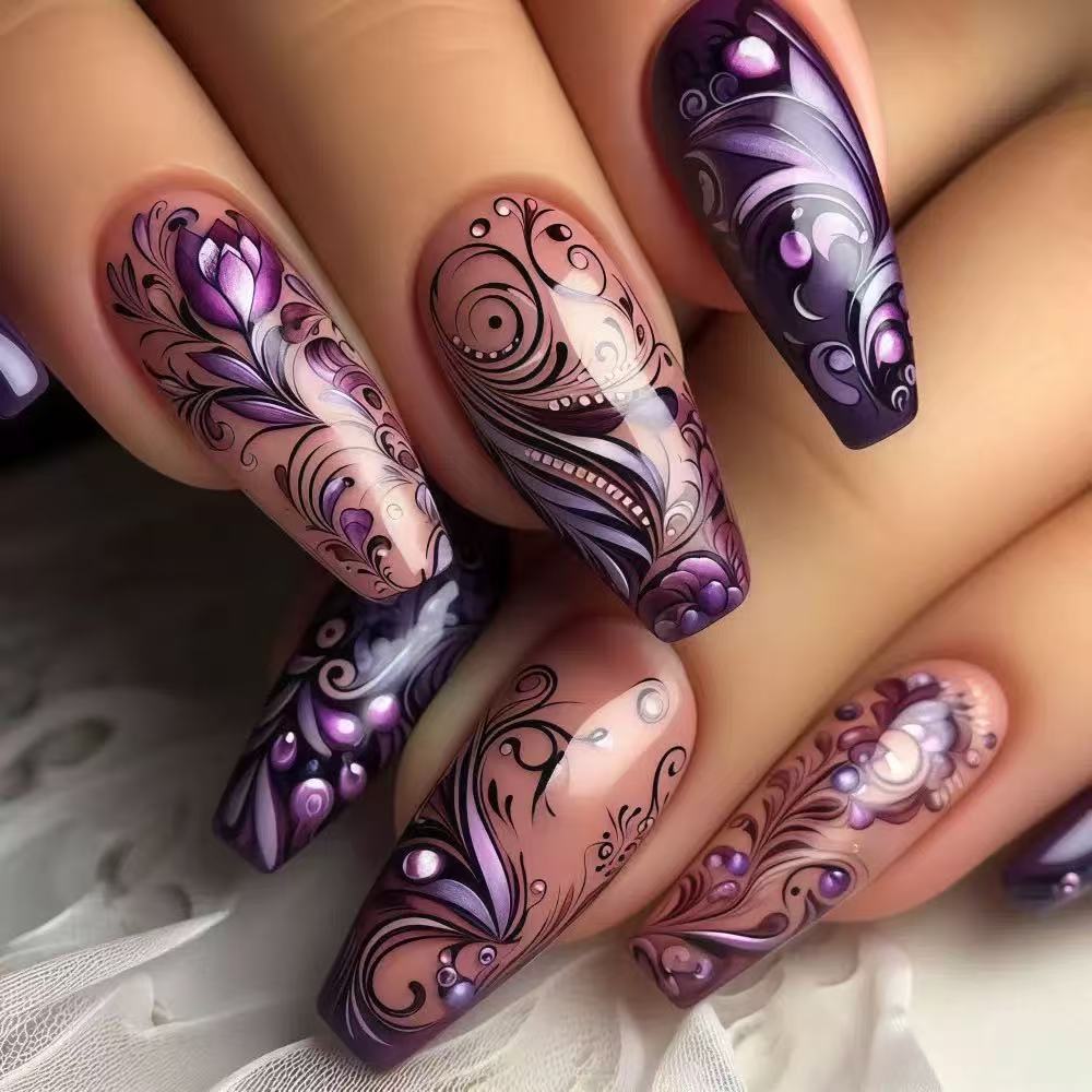Kunstnagelset mit elegantem floralen Design und Glitzerakzenten Karnz