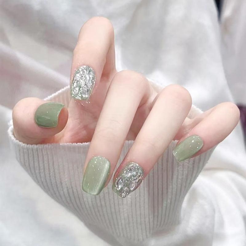 Kunstnagelset mit elegantem Glitter-Design und kreativen Effekten Karnz