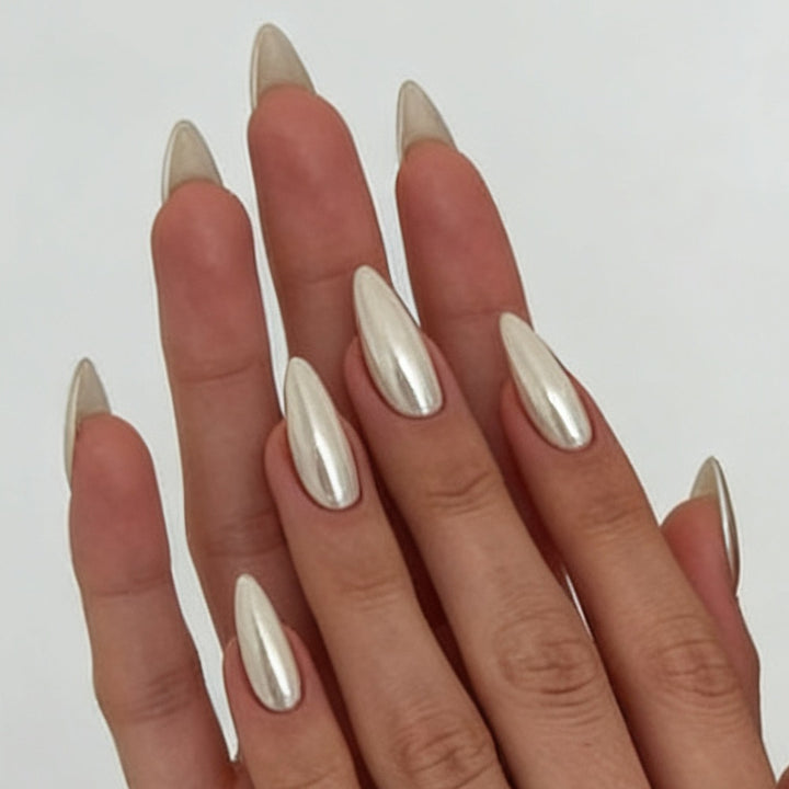 Elegante Kunstnägel Im Schimmernden Metallic-Look Karnz