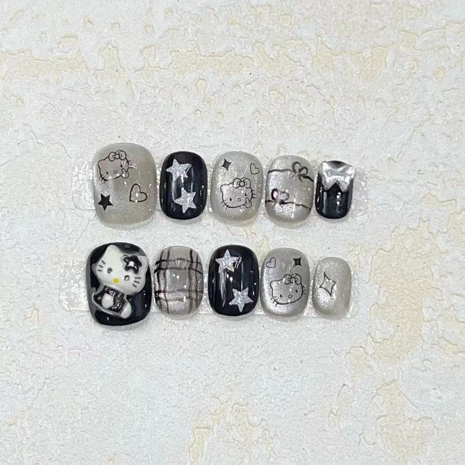 Spaß und verspieltes Press-On Nail Set mit Cartoon-Accents Karnz