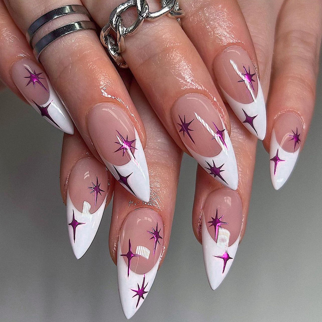 Kunstvolle Stiletto-Nägel mit modernem Design und Glitzerdetails Karnz