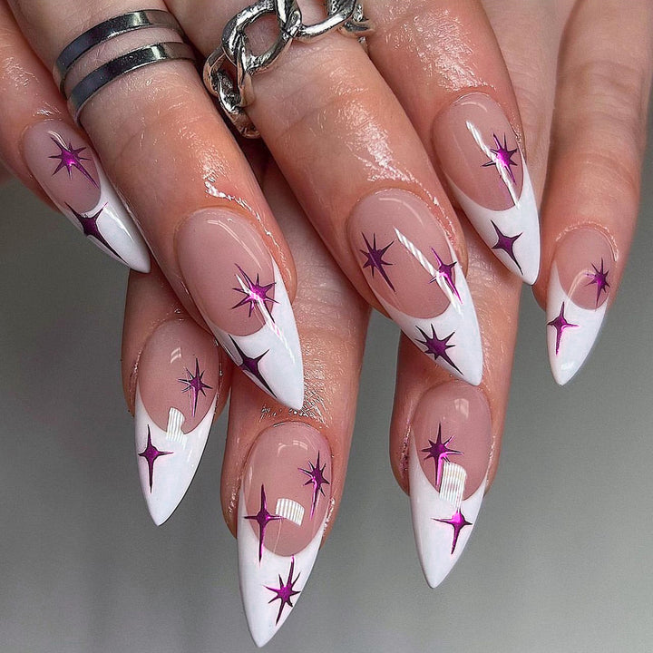 Kunstvolle Stiletto-Nägel mit modernem Design und Glitzerdetails Karnz