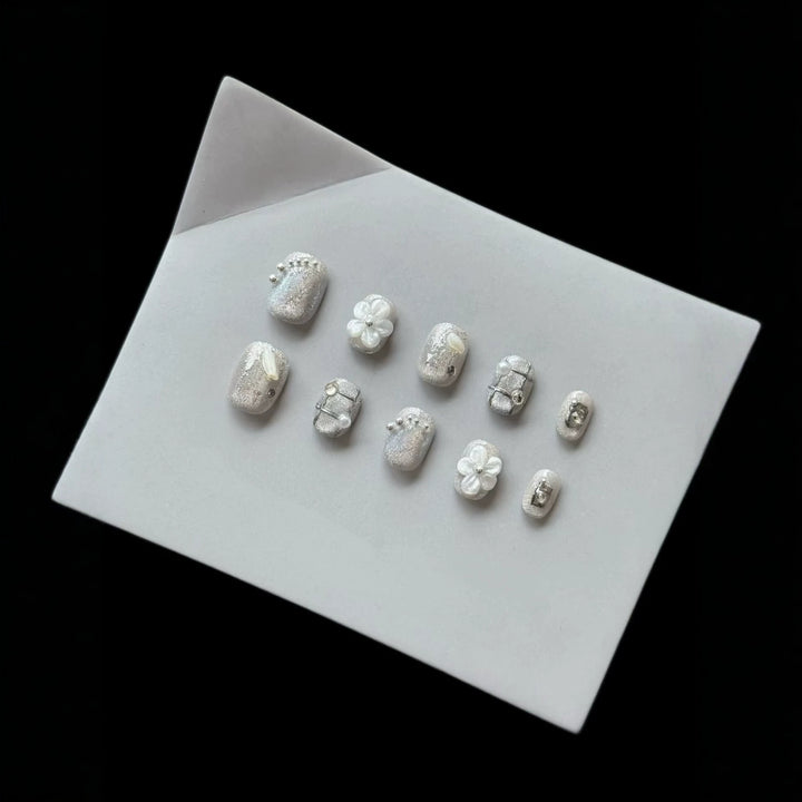 Elegantes Druck-On-Nagelkunst-Set mit funkelnden Blumendesigns