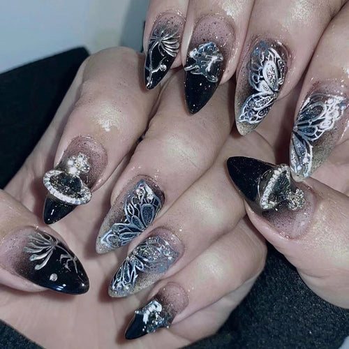 Kunstvolle Stiletto-Nägel mit filigranen Verzierungen und Glamour-Akzenten Karnz