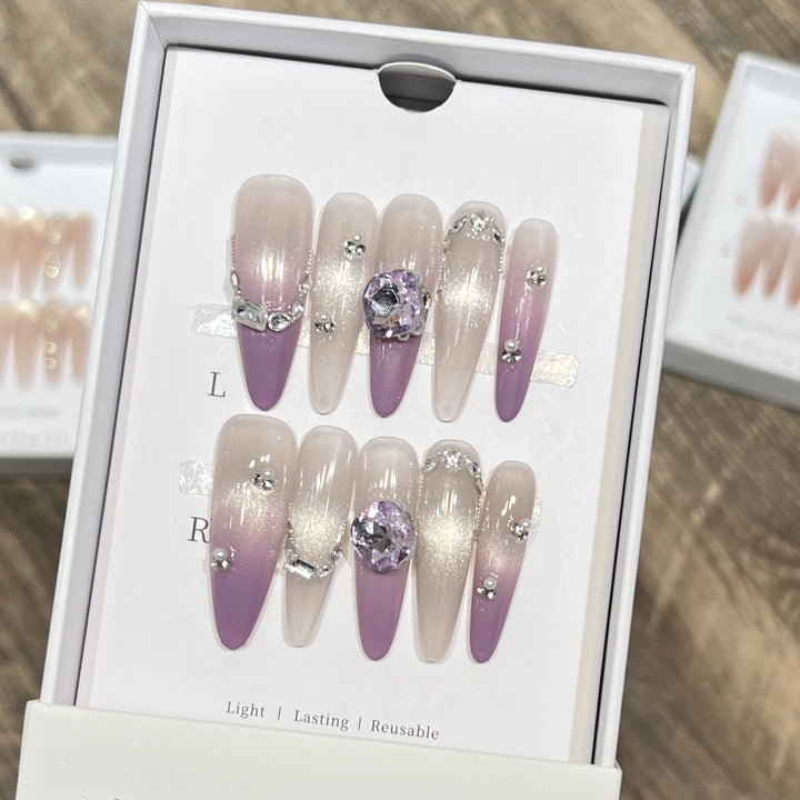 Elegante Stiletto Press-On Nägel mit Edelsteinakzenten Karnz