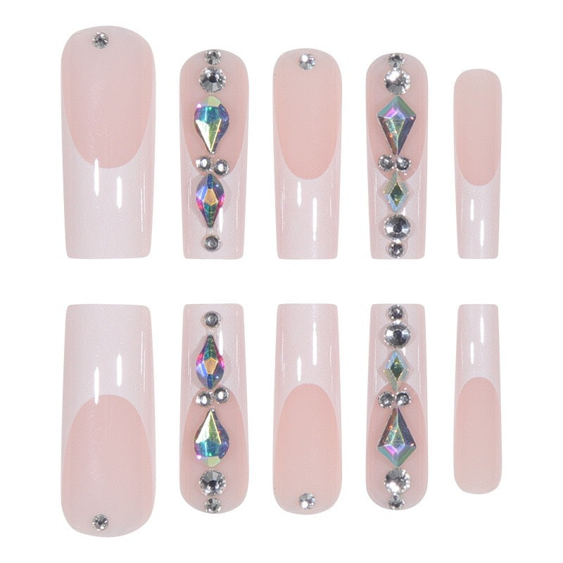 Kunstnagelset mit glamourösen Strass- und 3D-Verzierungen Karnz