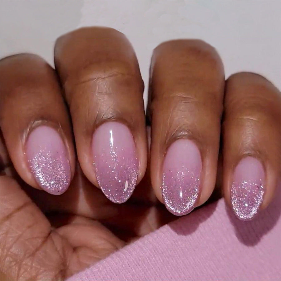 Kunstvolle Nagelverlängerungen mit Glitzer-Gradient Karnz