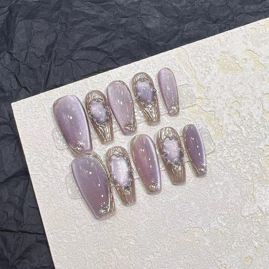 Künstlerische Press-On Nageldesigns Karnz