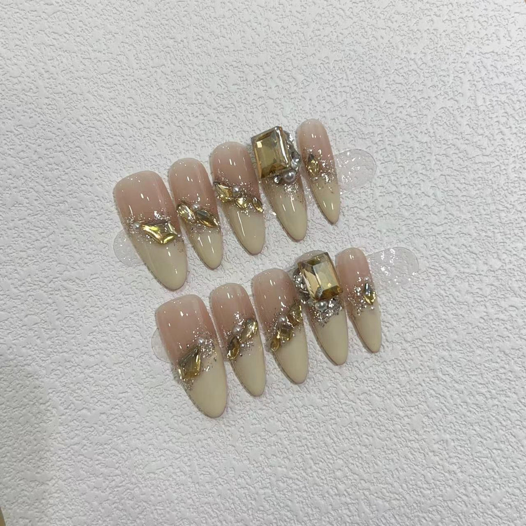 Glamouröse Stiletto Press-On Nagelset mit metallischen Akzenten Karnz