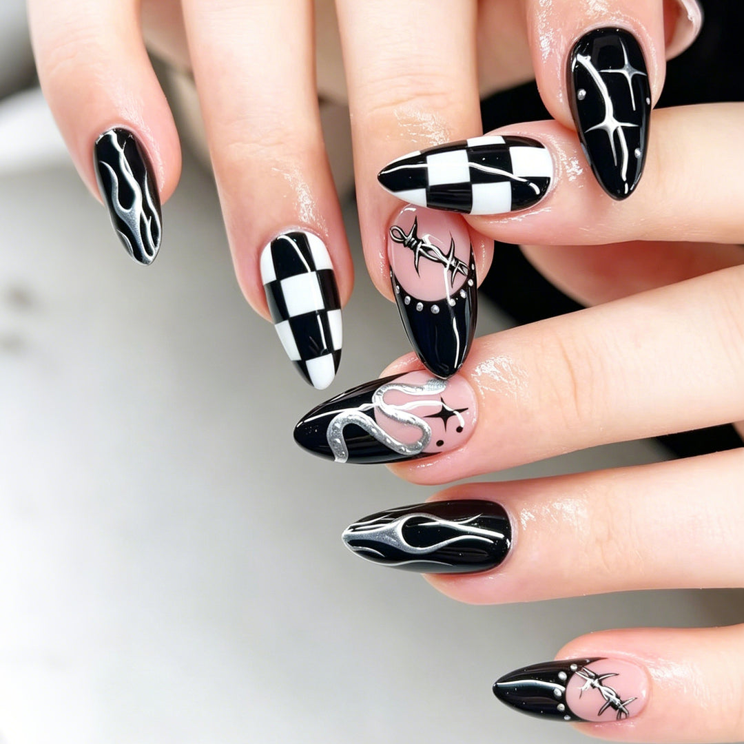 Künstlerisches Stiletto Press-On Nagelkunstset mit Schachbrettmuster und Flammen Karnz