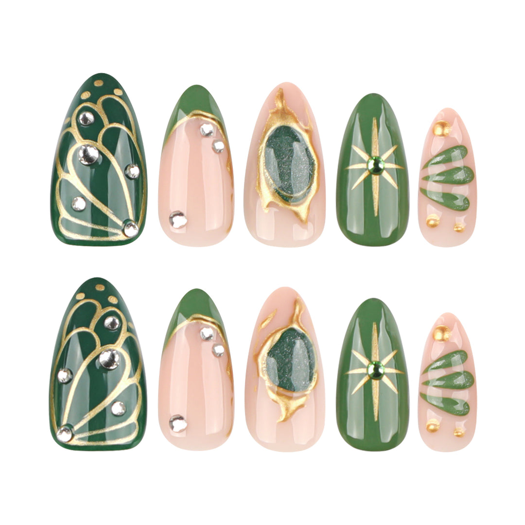Kunstvolle Nagelverlängerungen mit elegantem Gold- und Grünglanz Karnz