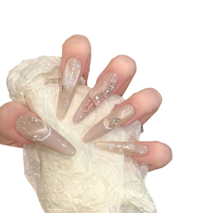 Dekoratives Stiletto Press-On Nagelset mit künstlerischen Akzenten Karnz
