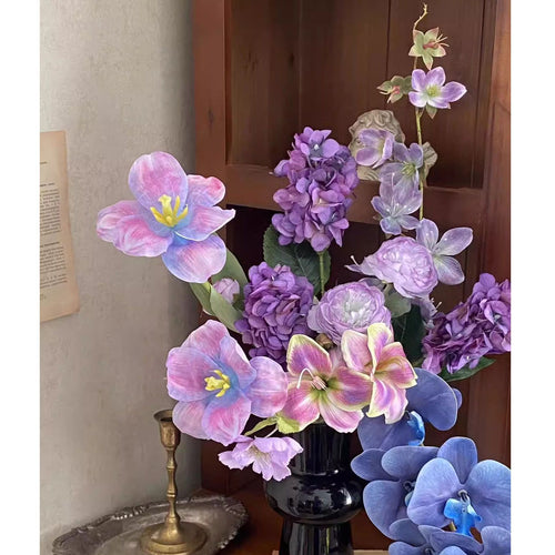 Lebensechtes Blumenarrangement in eleganter Vase