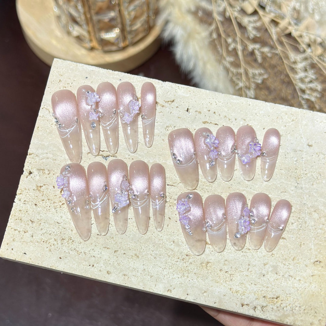 Elegantes Press-On-Nagelset mit floralen Verzierungen