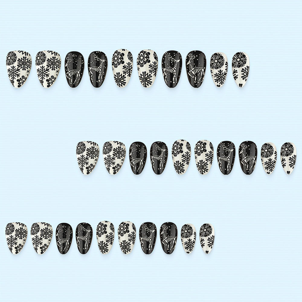 Kunstnägel im einzigartigen winterlichen Design mit Schnee- und Rentiermotiven Karnz