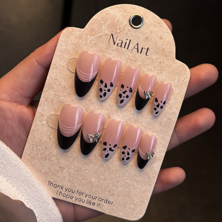 Künstlerisches Press-On Nagelset mit eleganten Designs Karnz
