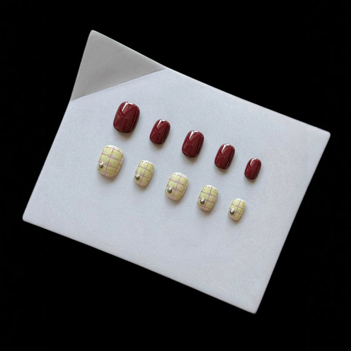 Elegantes Press-On-Nagelkunst-Set mit Karomuster und glänzenden Oberflächen