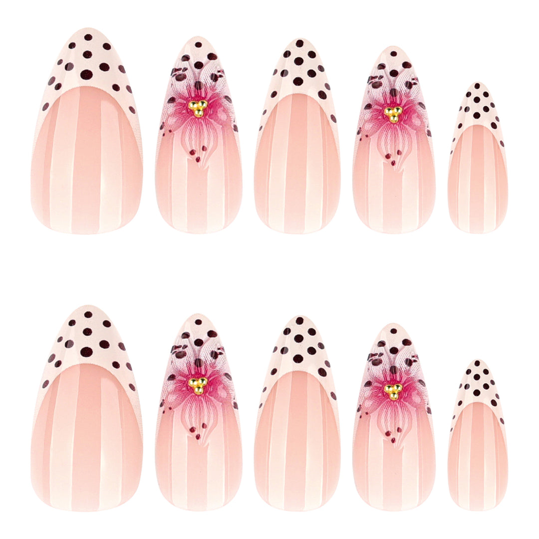 Künstliche Nagelkunst mit floralen Akzenten Karnz