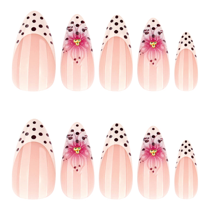 Künstliche Nagelkunst mit floralen Akzenten Karnz