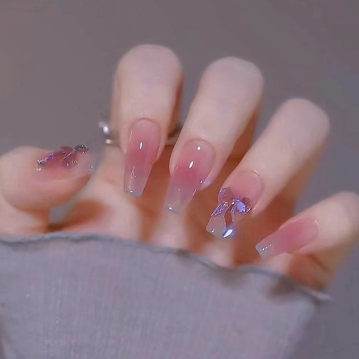 Kunstfingernägel mit Stilvollem Herz- und Ombre-Design Karnz