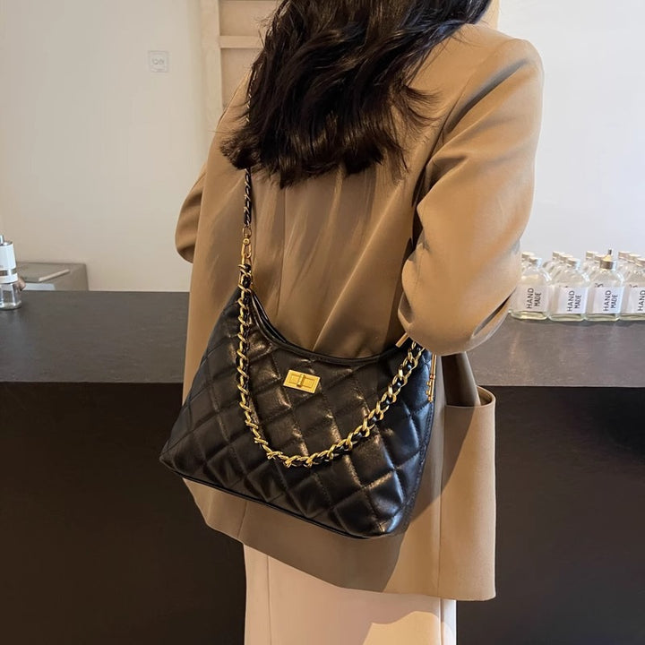 Gepolsterte Schultertasche mit Kettendetail Karnz