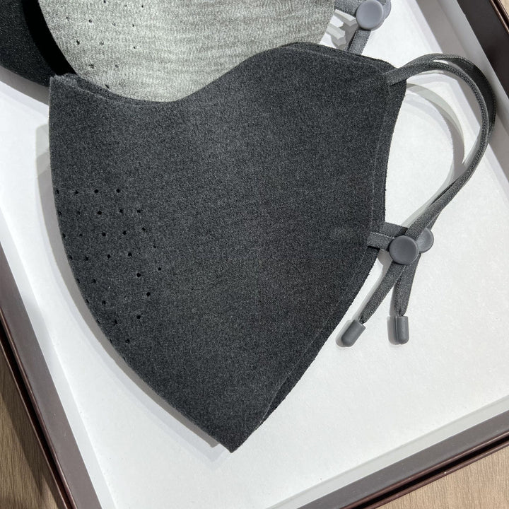 Konturierte perforierte wiederverwendbare Stoffgesichtsmaske mit verstellbaren Ohrkordeln Karnz