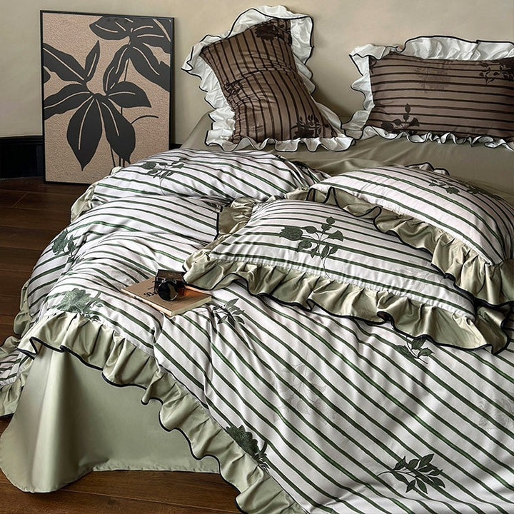 Romantische Rüschen-Bettwäsche-Garnitur aus Baumwollsatin mit Streifen- und Blumenjacquard