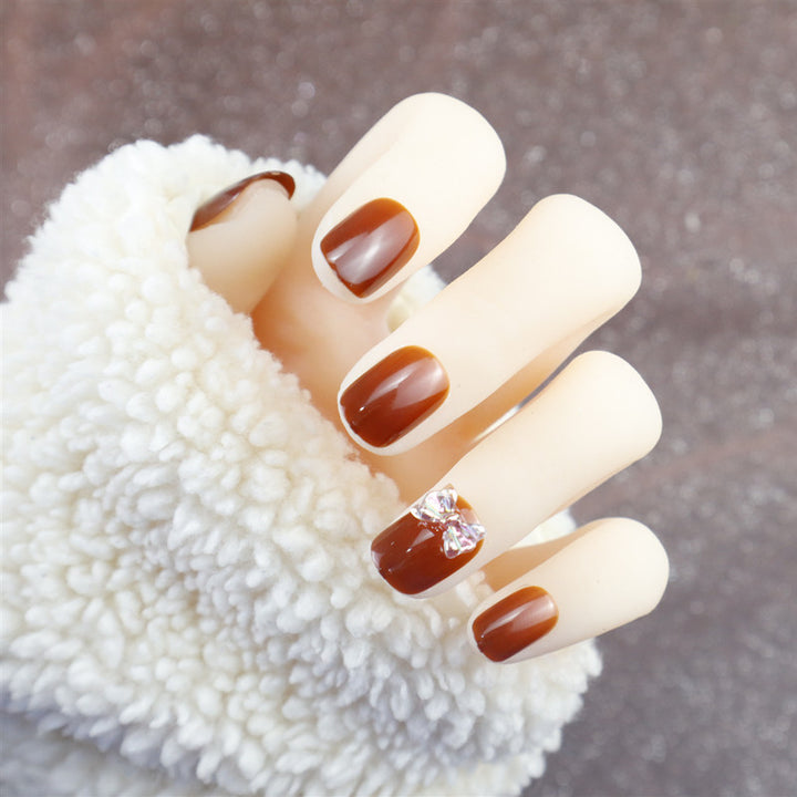 Elegantes Press-On-Nageldesign mit Strassakzent