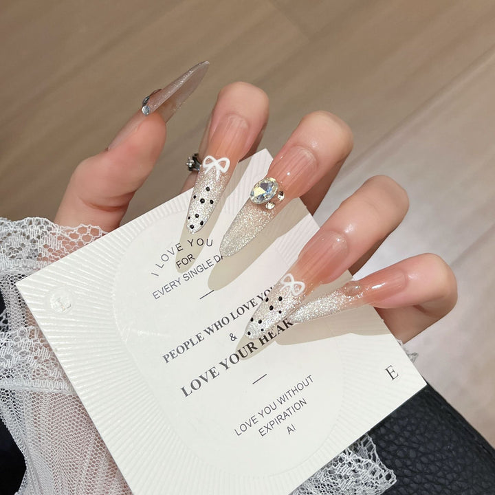 Künstlerische Stiletto Press-On Nagelkunst mit schimmernden Akzenten Karnz