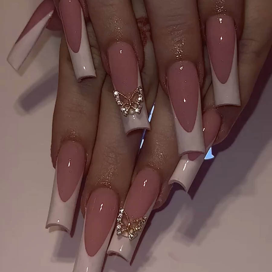Elegantes Kunstnagelset mit Schmetterlingsakzenten Karnz