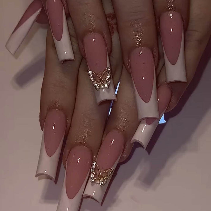 Elegantes Kunstnagelset mit Schmetterlingsakzenten Karnz