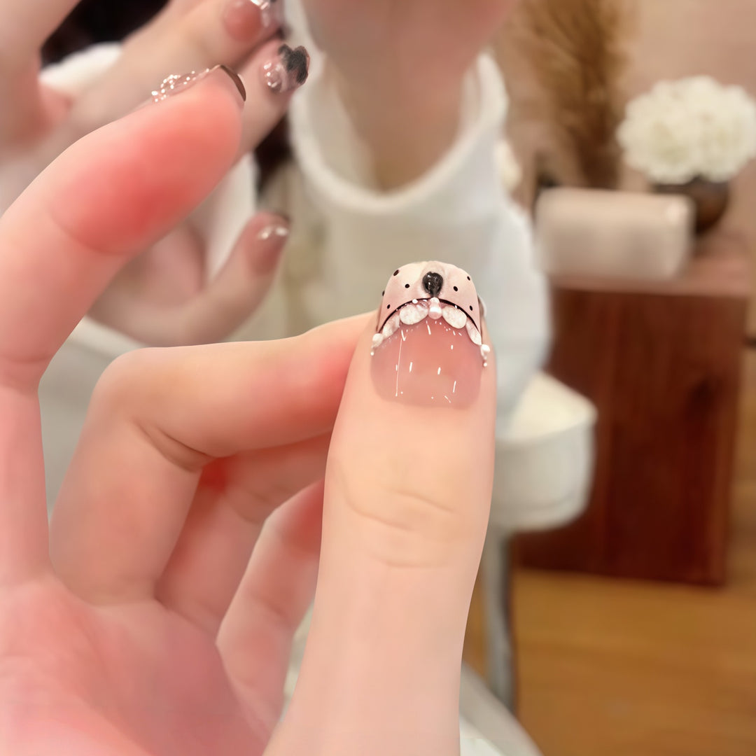 Elegante Kunstnägel mit Blumendekor und Glitzer Karnz