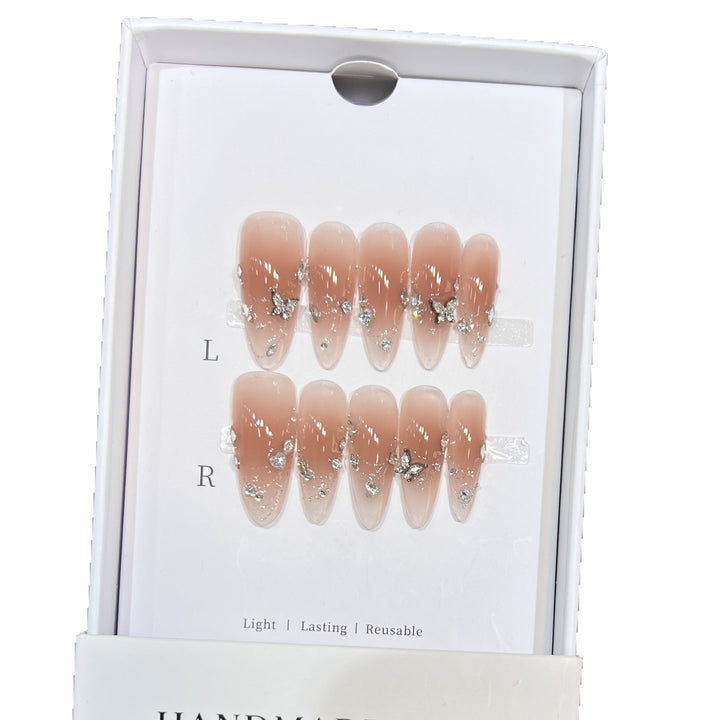 Handgefertigtes Stiletto Press-On Nagelset mit Schmucksteinakzenten Karnz