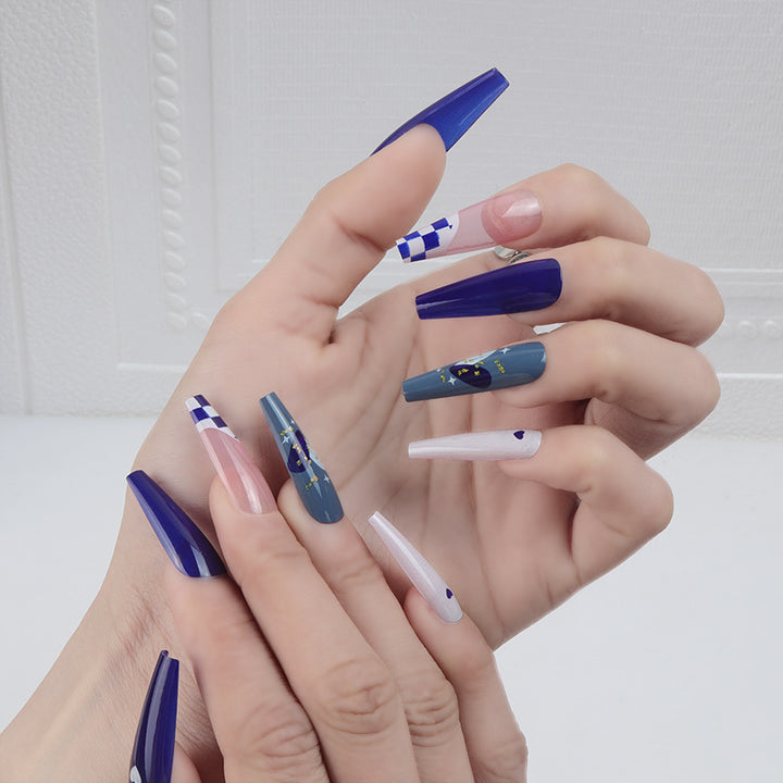 Künstlerisches Press-On-Nagelset mit geometrischen Mustern Karnz