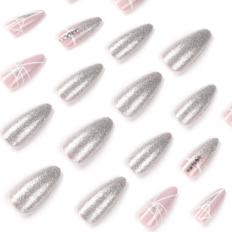 Kunstvolle Nagelverlängerungen mit Glitzer- und geometrischen Designs Karnz