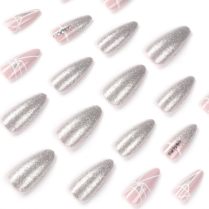 Kunstvolle Nagelverlängerungen mit Glitzer- und geometrischen Designs Karnz