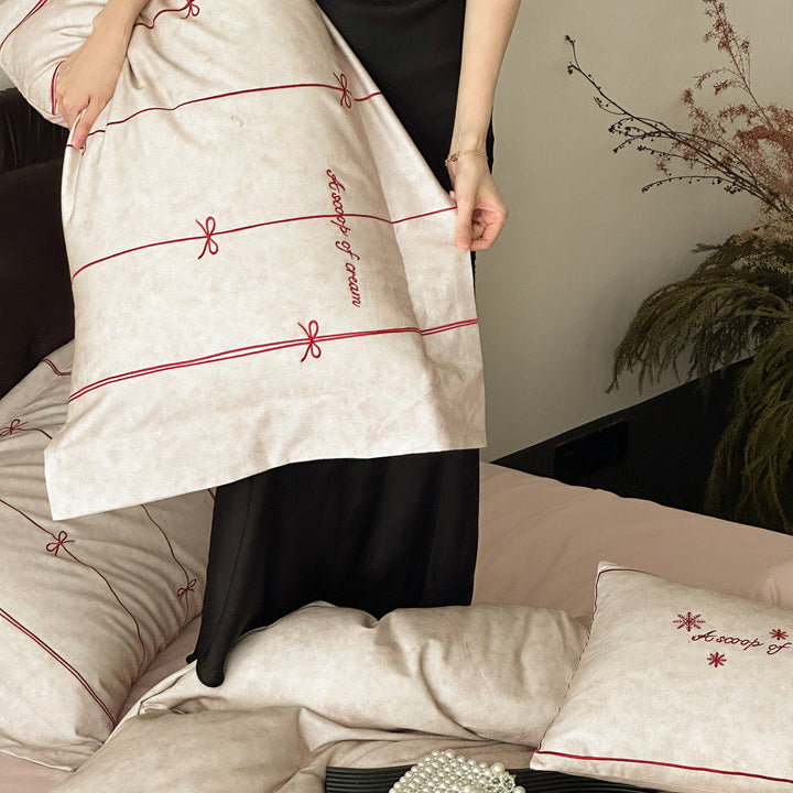 Bettwäschegarnitur aus extraweichem Baumwoll-Satin mit zarter Geschenk- und Schleifenstickerei