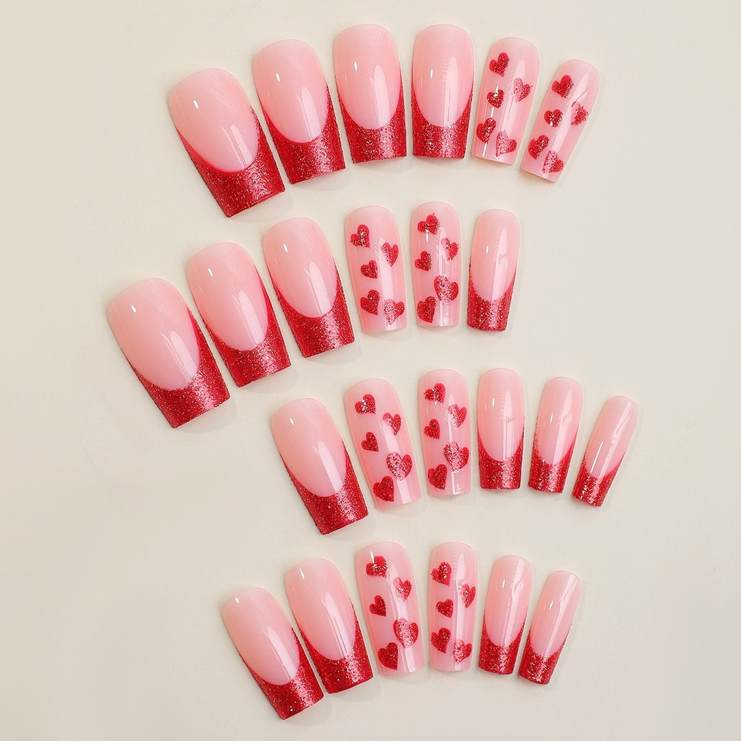 Kunstnagelset mit glamourösen Herzmotiven und Glitzerakzenten Karnz