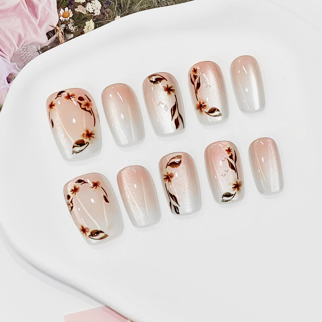 Kunstvolle Nagelspitzen mit floralen Akzenten Karnz