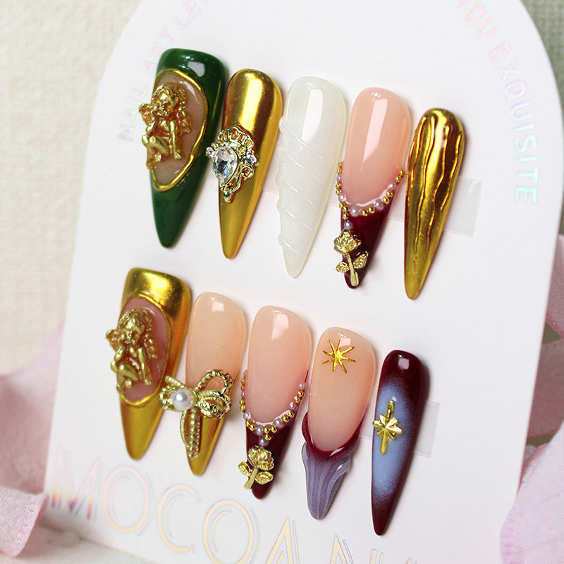 Kunstnagelset mit glamourösen Verzierungen und aufwendigen Details Karnz
