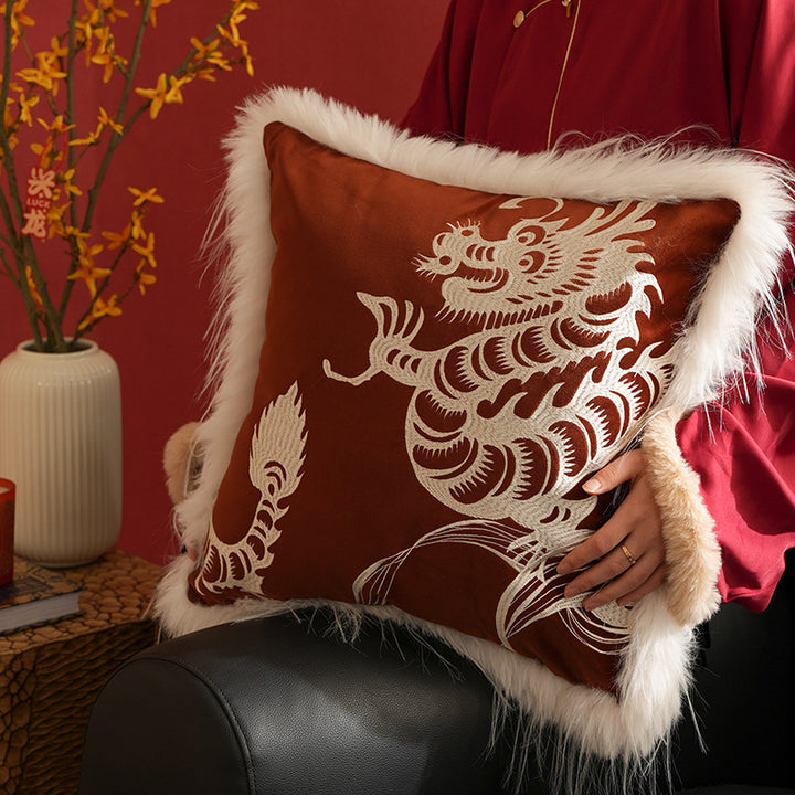 Quadratisches Samt-Dekokissen mit gesticktem Drachenmotiv und Kunstfellbesatz