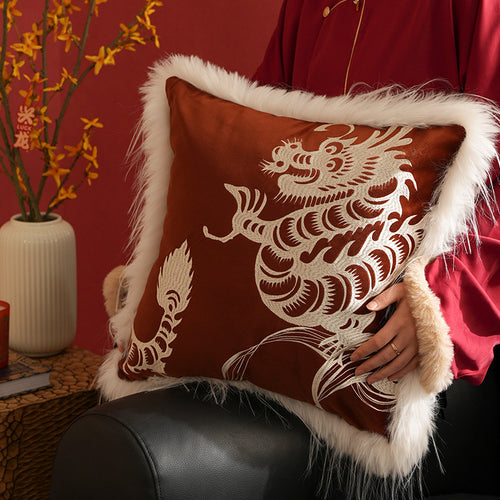 Quadratisches Samt-Dekokissen mit gesticktem Drachenmotiv und Kunstfellbesatz
