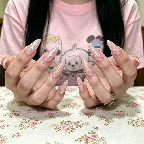 Elegante mandelförmige Nagelverzierungen Karnz