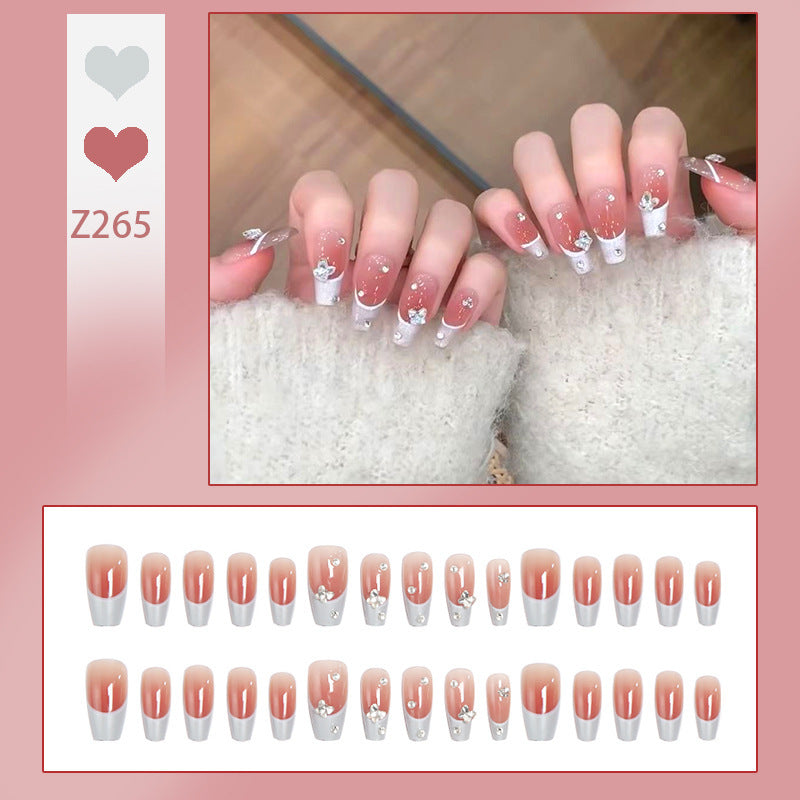 Kunstnagelset mit eleganten Wellenmustern und zarten Perlenakzenten Karnz