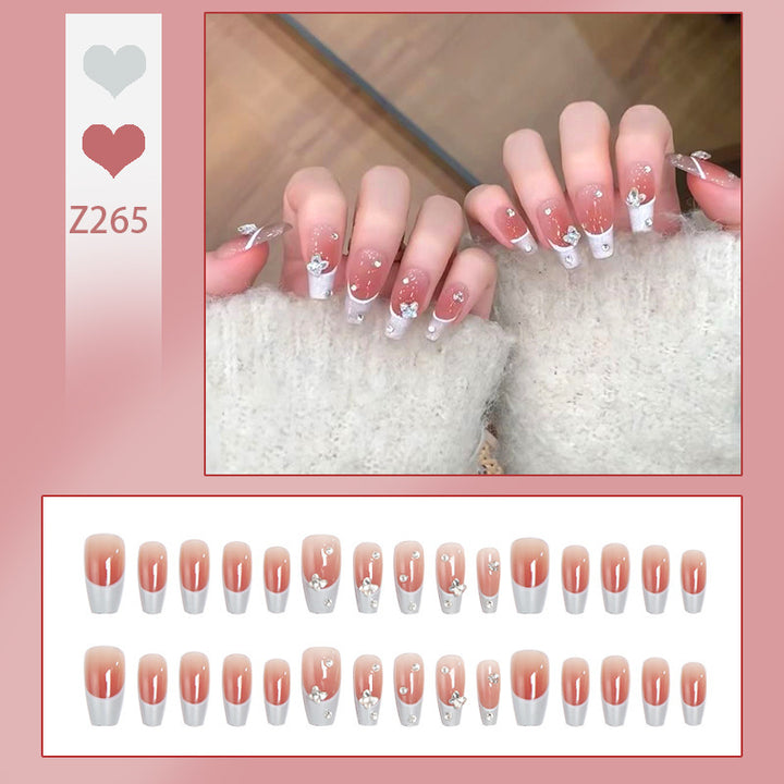 Kunstnagelset mit eleganten Wellenmustern und zarten Perlenakzenten Karnz