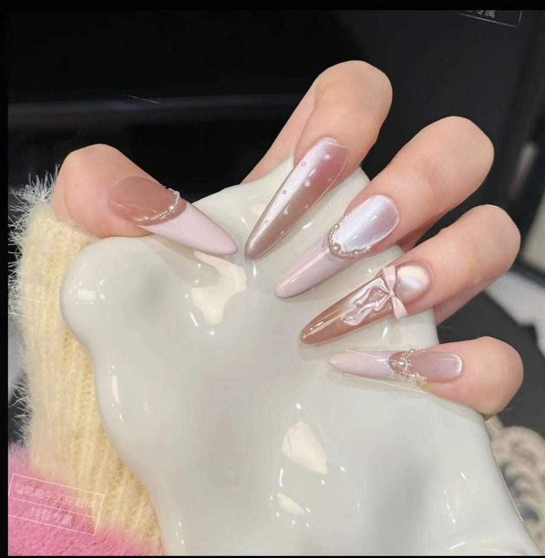 Glamouröse Kunstnagelspitzen mit eleganten Verzierungen Karnz
