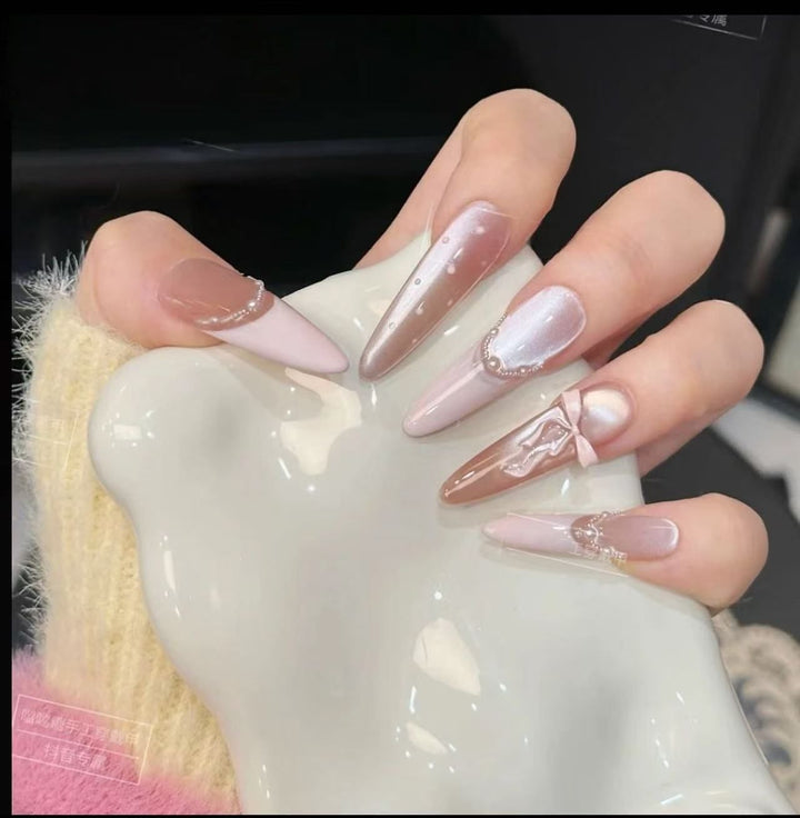 Glamouröse Kunstnagelspitzen mit eleganten Verzierungen Karnz