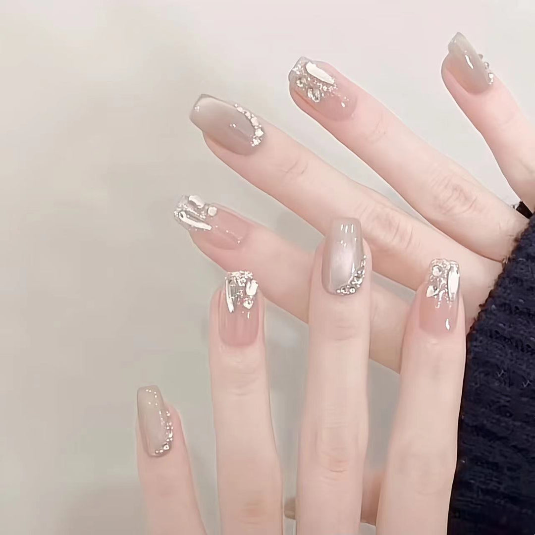 Elegantes mit Strass verziertes Press-On-Nagelset Karnz