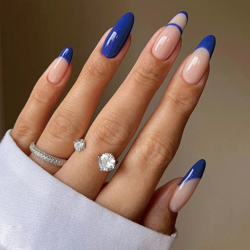 Elegante Nagelverlängerungen mit modernen Farbakzenten Karnz